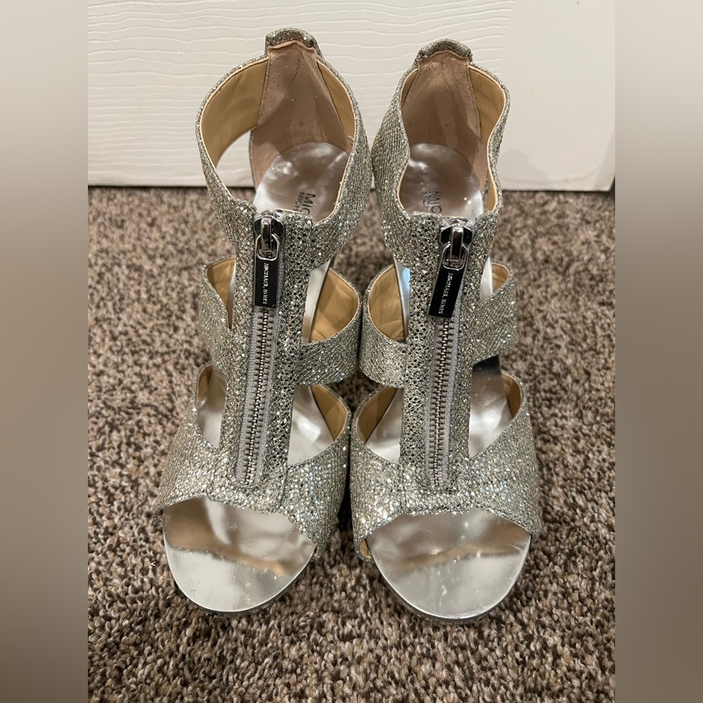 LIKE NEW Michael Kors Berkley T Strap silver Glitter 3.5" Heel sandals Size 8.5